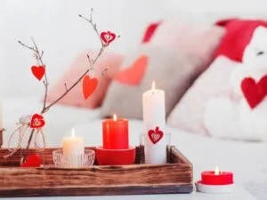 Lee más sobre el artículo ¡Crea una decoración romántica de San Valentín con velas de forma fácil y sorprende a tu pareja!