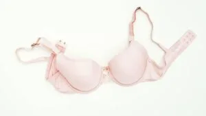 Lee más sobre el artículo Descubre el impactante secreto detrás de regalar ropa interior a tu novia: ¡Sorpréndela con joyas y despierta su pasión!