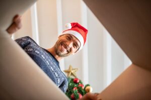 Lee más sobre el artículo Descubre el regalo perfecto para sorprender a un hombre en Navidad ¡No podrás resistirte a nuestras ideas!