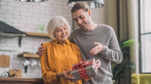 Lee más sobre el artículo ¡Descubre el regalo perfecto para sorprender a una mujer de la tercera edad y hacerla feliz!
