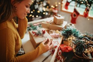 Lee más sobre el artículo Descubre el regalo perfecto para sorprender a una mujer mayor en Navidad ¡No podrás creer lo que eligen!