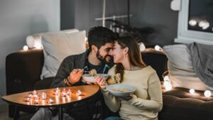 Lee más sobre el artículo Descubre las mejores ideas para disfrutar de San Valentín sin salir de casa: ¡Sorprende a tu pareja con estas actividades románticas en la comodidad del hogar!