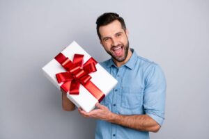 Lee más sobre el artículo Descubre los regalos más originales y sorprendentes para el cumpleaños de tu novio. ¡No creerás lo que le hará realmente feliz!