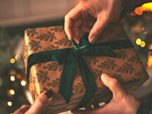 Lee más sobre el artículo ¡Descubre los regalos perfectos para sorprender a un hombre en Navidad! Encuentra ideas originales y económicas aquí