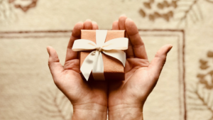 Lee más sobre el artículo Descubre los regalos que debes evitar hacerle a tu novia y sorpréndela con joyas únicas en nuestra tienda online