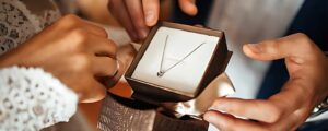 Lee más sobre el artículo Descubre los secretos para crear el regalo perfecto en nuestra tienda online de joyas