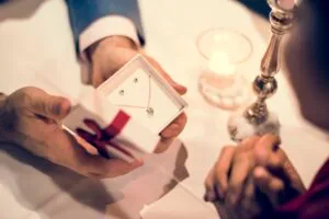Lee más sobre el artículo Descubre por qué regalar joyas es la clave para evitar obsequios impersonales