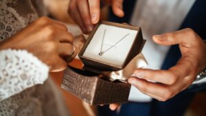 Lee más sobre el artículo Descubre qué regalos evitar al sorprender a un hombre: ¡Te sorprenderás con nuestra lista de joyas prohibidas!